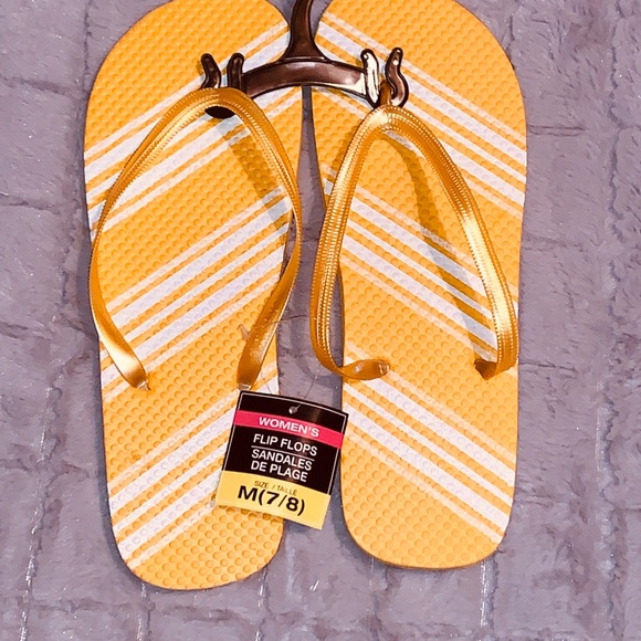 NWT Ladies bundle of 4 flip-flops size M (7-8) ☀️ - Picture 2 of 9